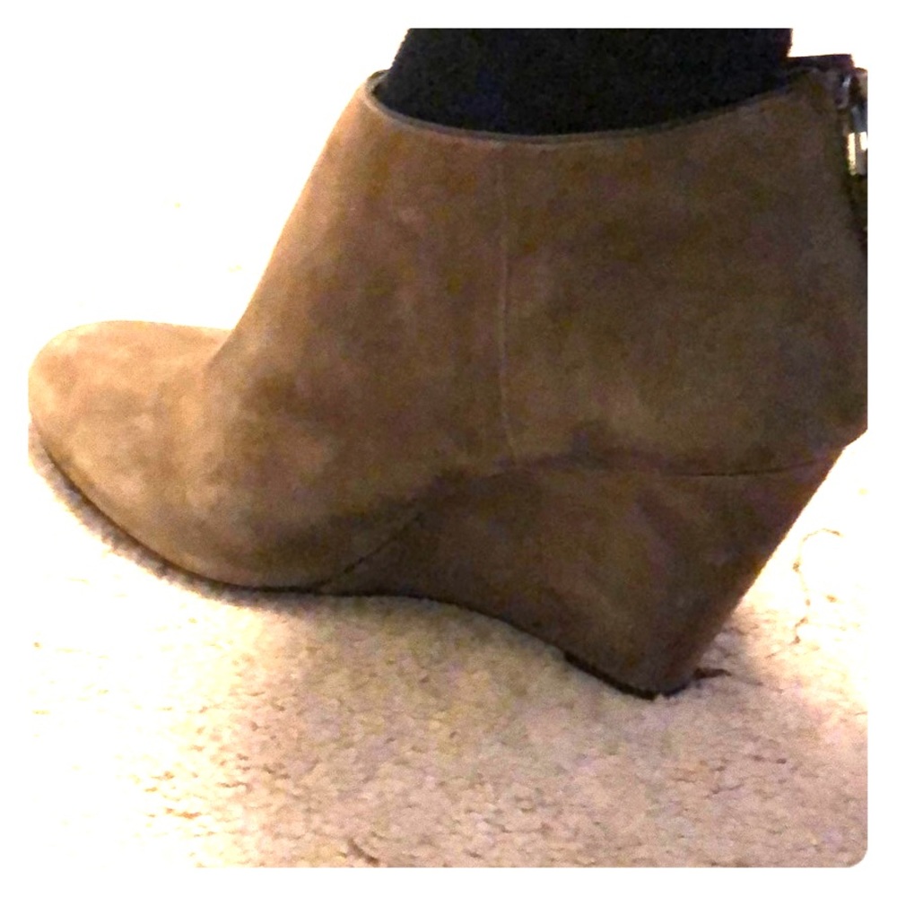 🥳🥳Perfect bootie! DKNY 🥳🥳